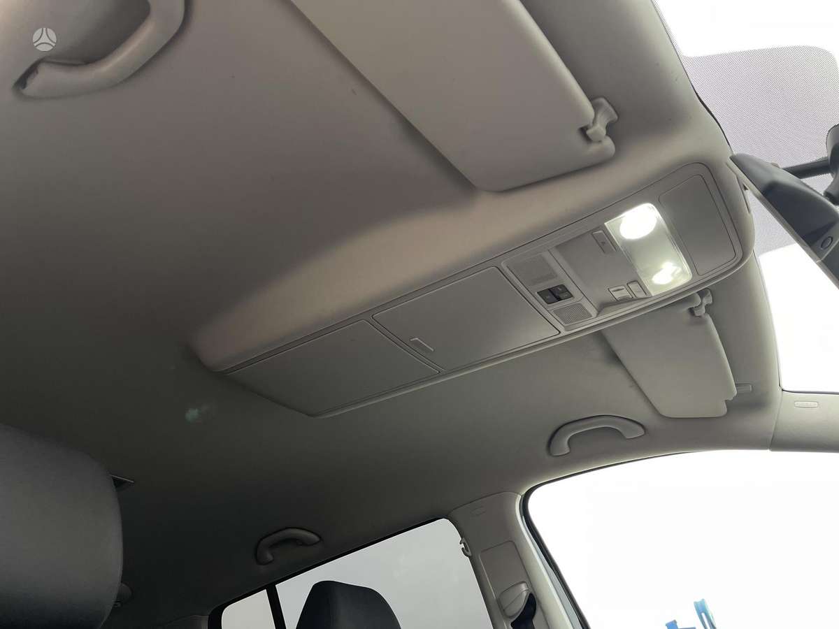 Volkswagen Touran 2011 — photo 14