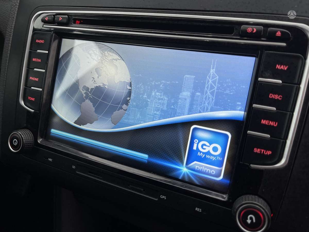 Volkswagen Touran 2011 — photo 16