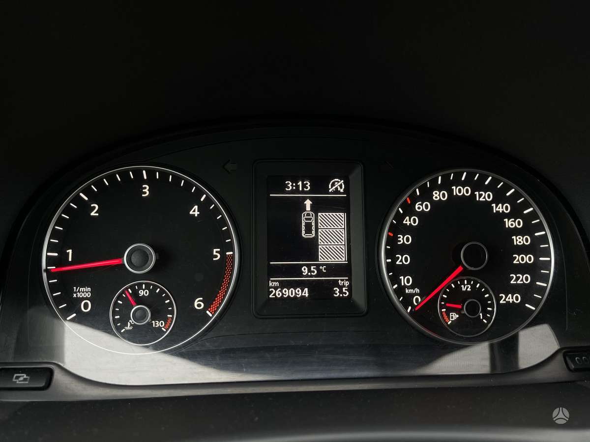 Volkswagen Touran 2011 — photo 17
