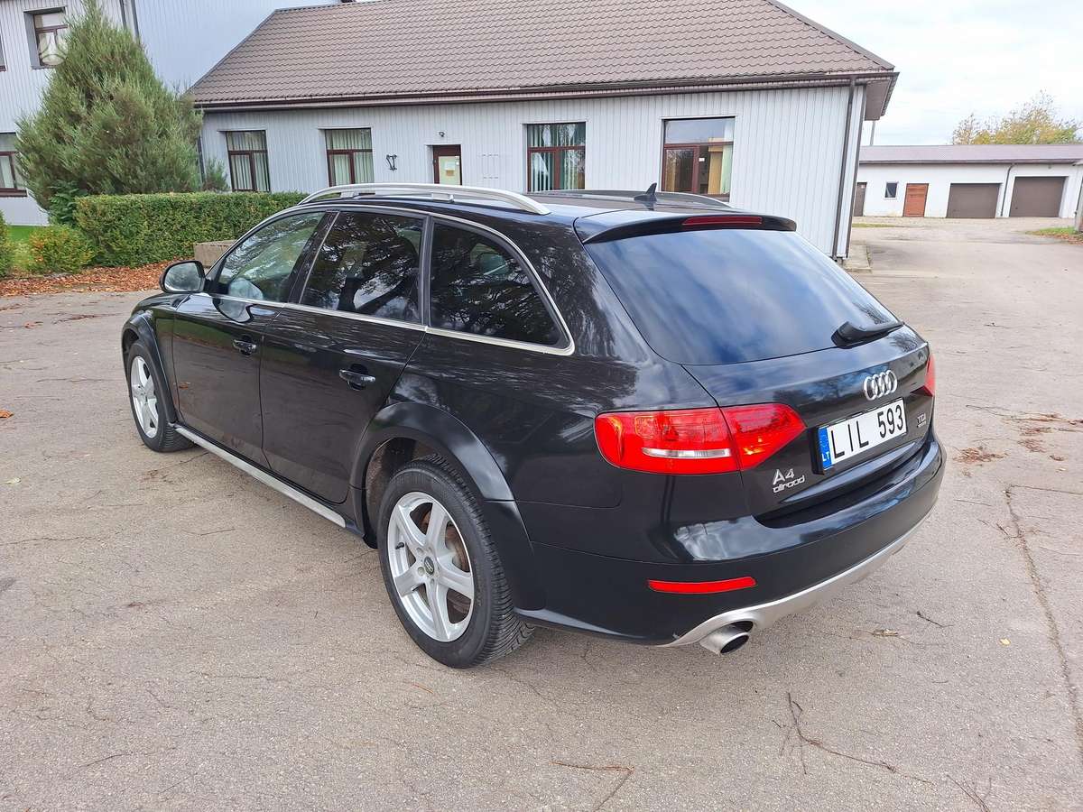 Audi A4 2011 — вигляд ззаду