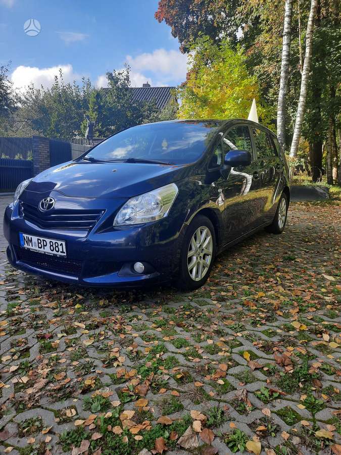 Toyota Verso 2010 — салон