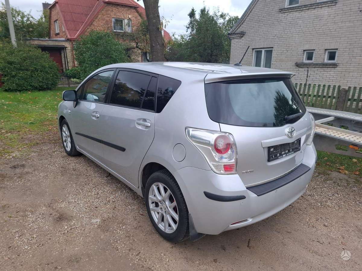 Toyota Verso 2011 — вигляд ззаду