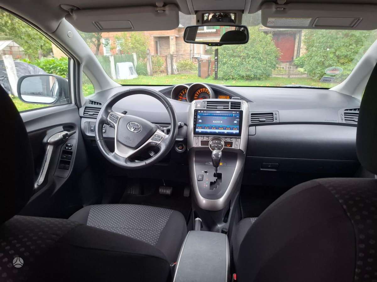 Toyota Verso 2011 — салон