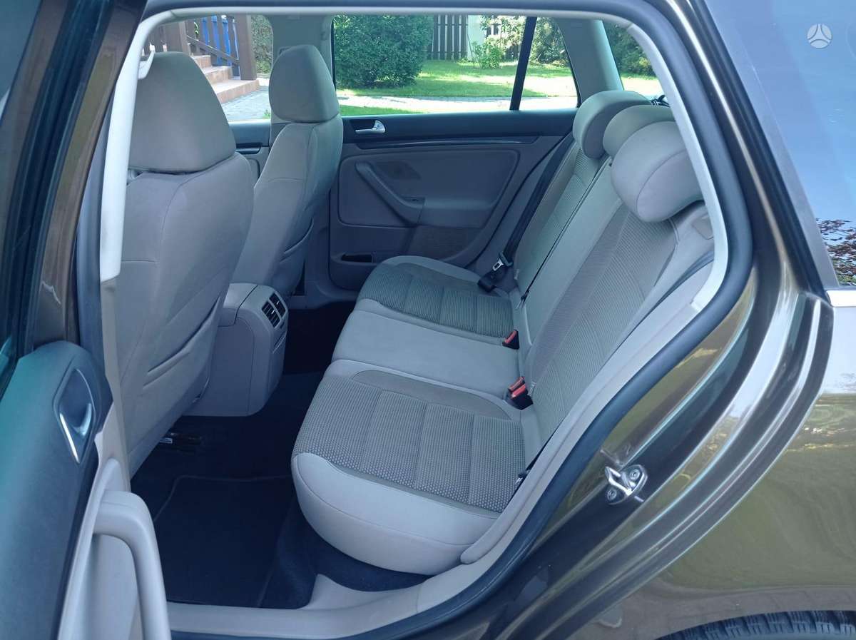 Volkswagen Golf 2012 — салон