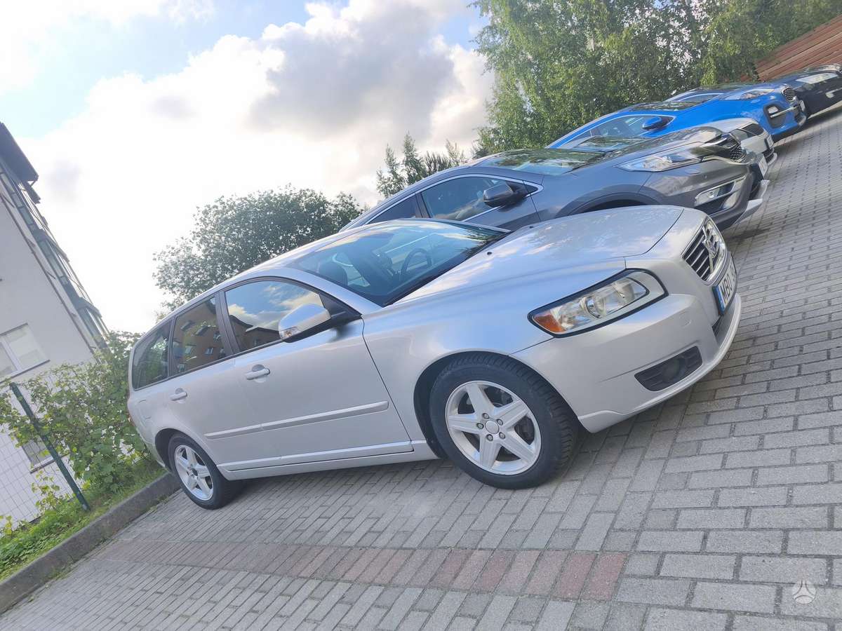 Volvo V50 2009 — rear view
