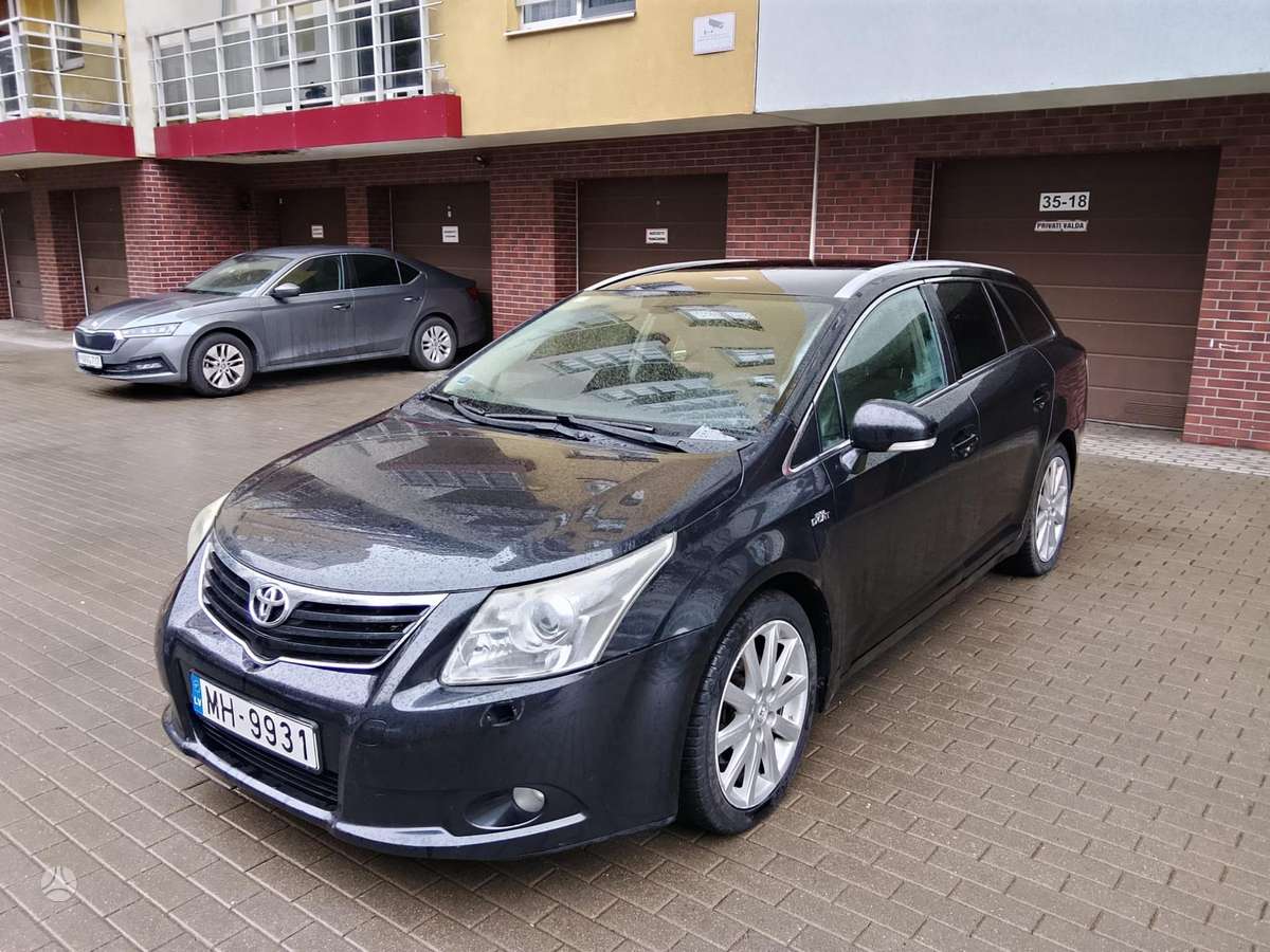 Toyota Avensis 2010 — rear view