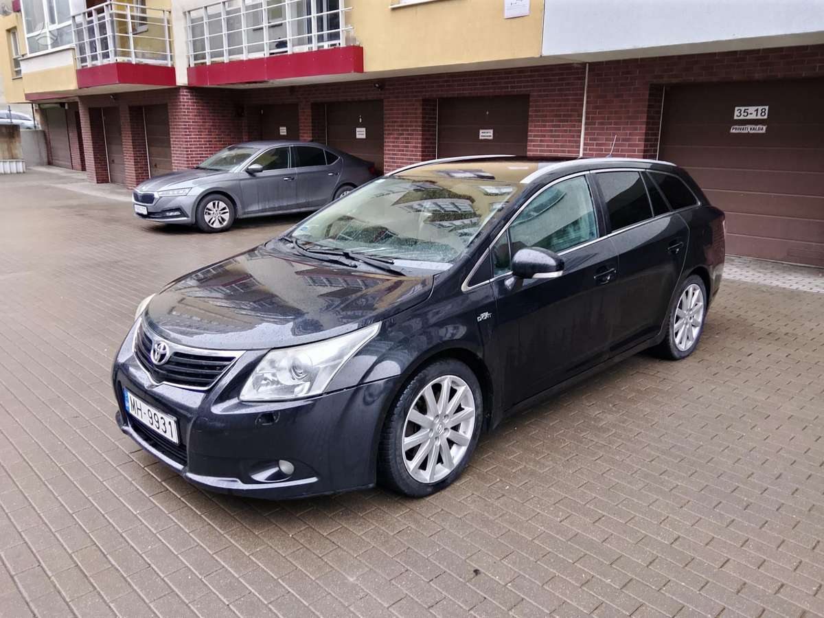 Toyota Avensis 2010 — interior