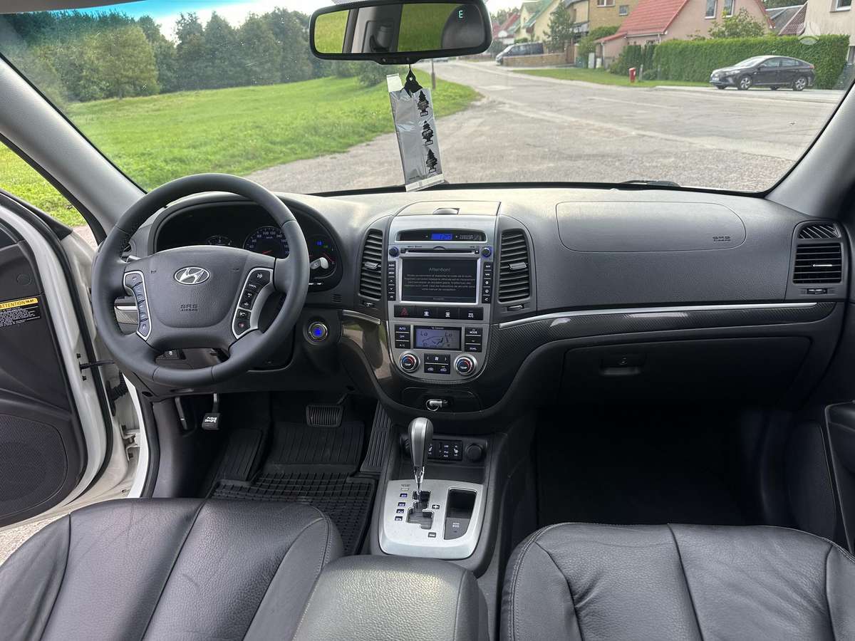 Hyundai Santa 2011 — photo 18