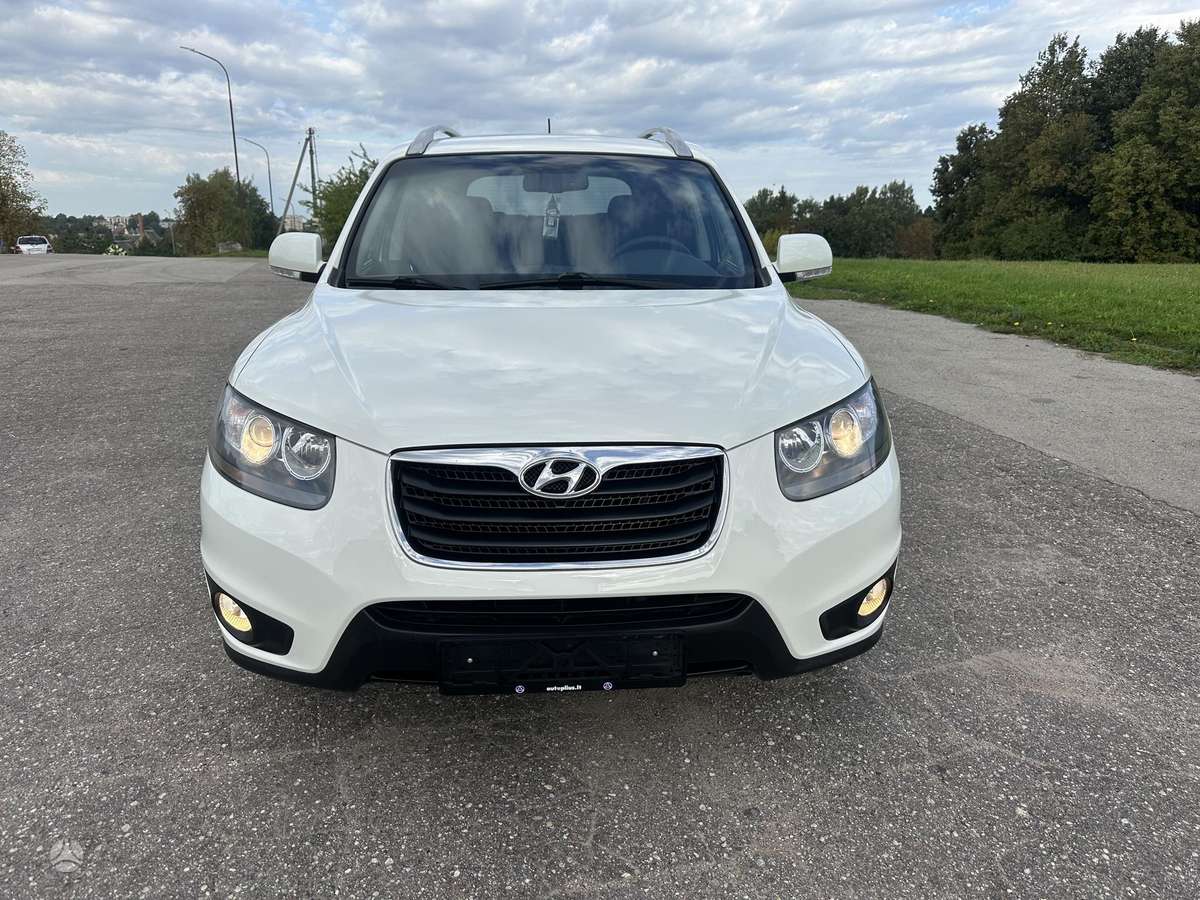 Hyundai Santa 2011 — rear view