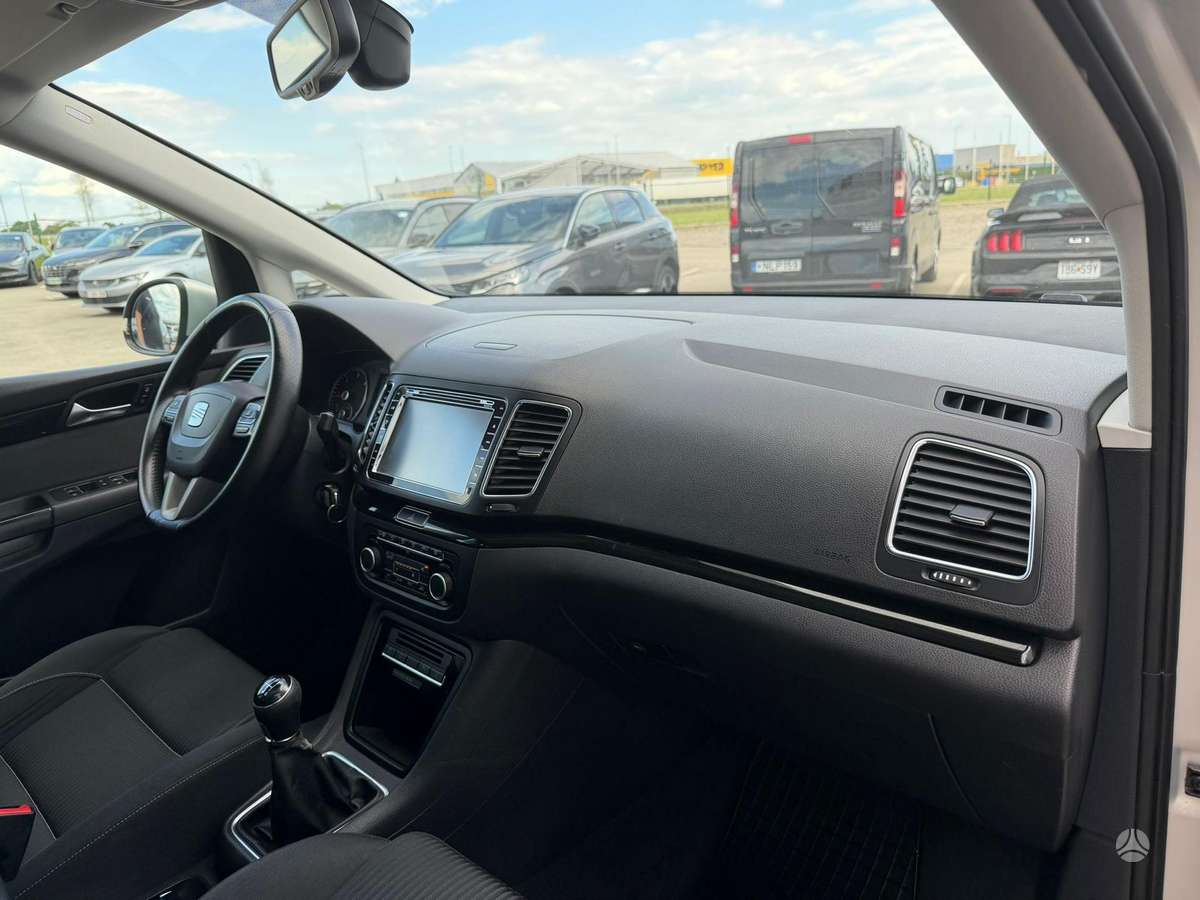 Seat Alhambra 2012 — photo 23