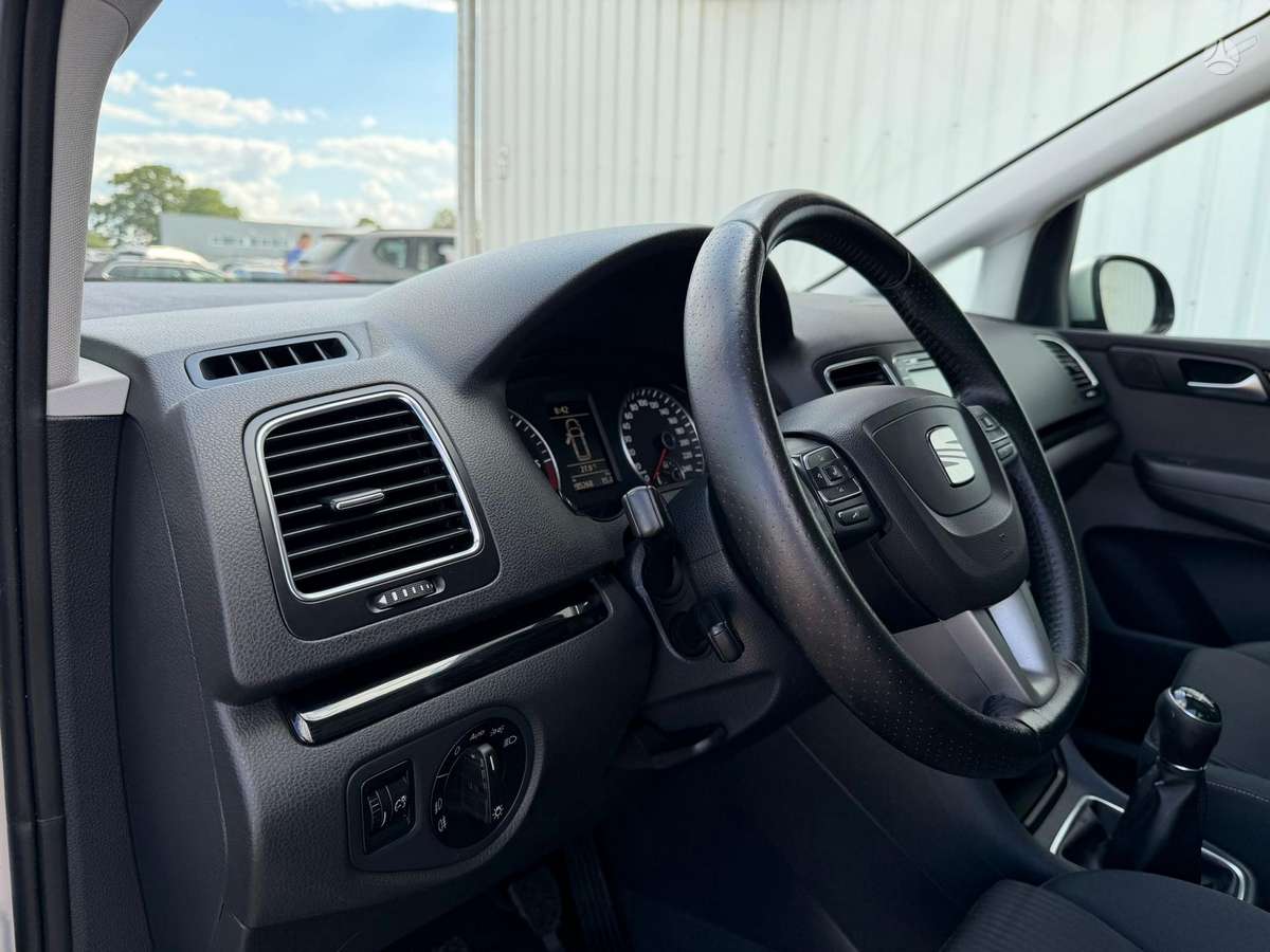 Seat Alhambra 2012 — photo 27