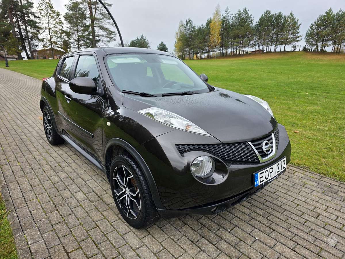 Nissan Juke 2011 — rear view
