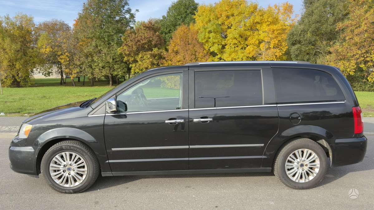 Lancia Voyager 2015 — фото 11