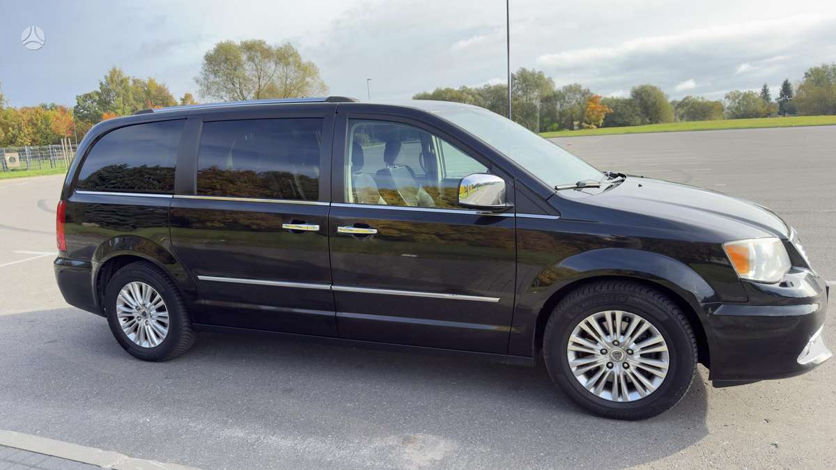 Lancia Voyager 2015 — фото 15