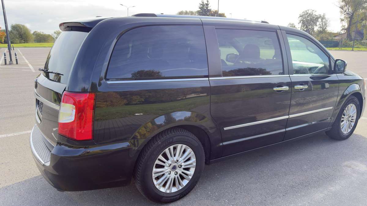 Lancia Voyager 2015 — фото 16