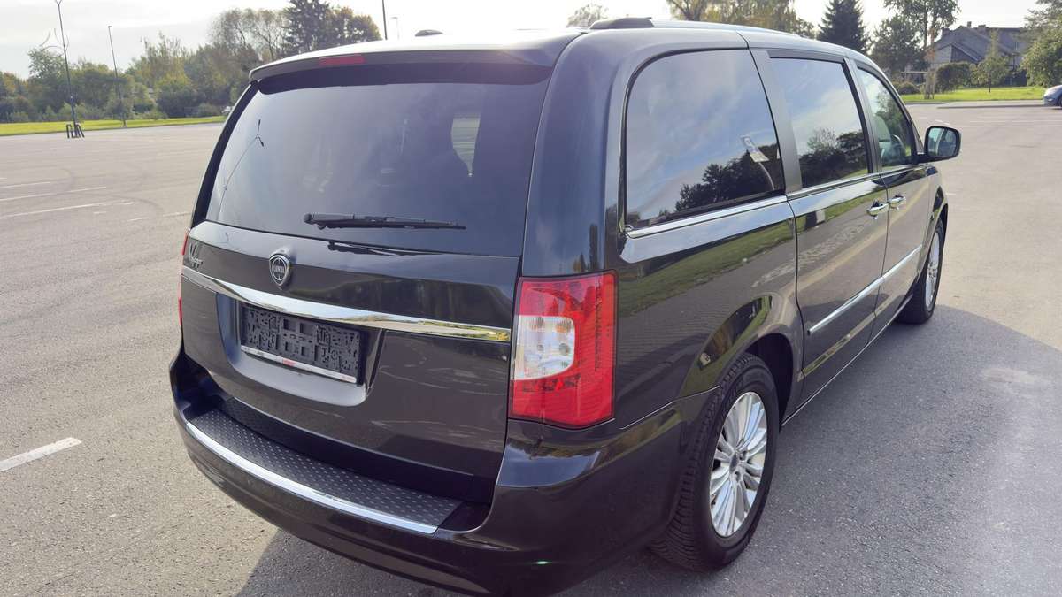 Lancia Voyager 2015 — фото 17
