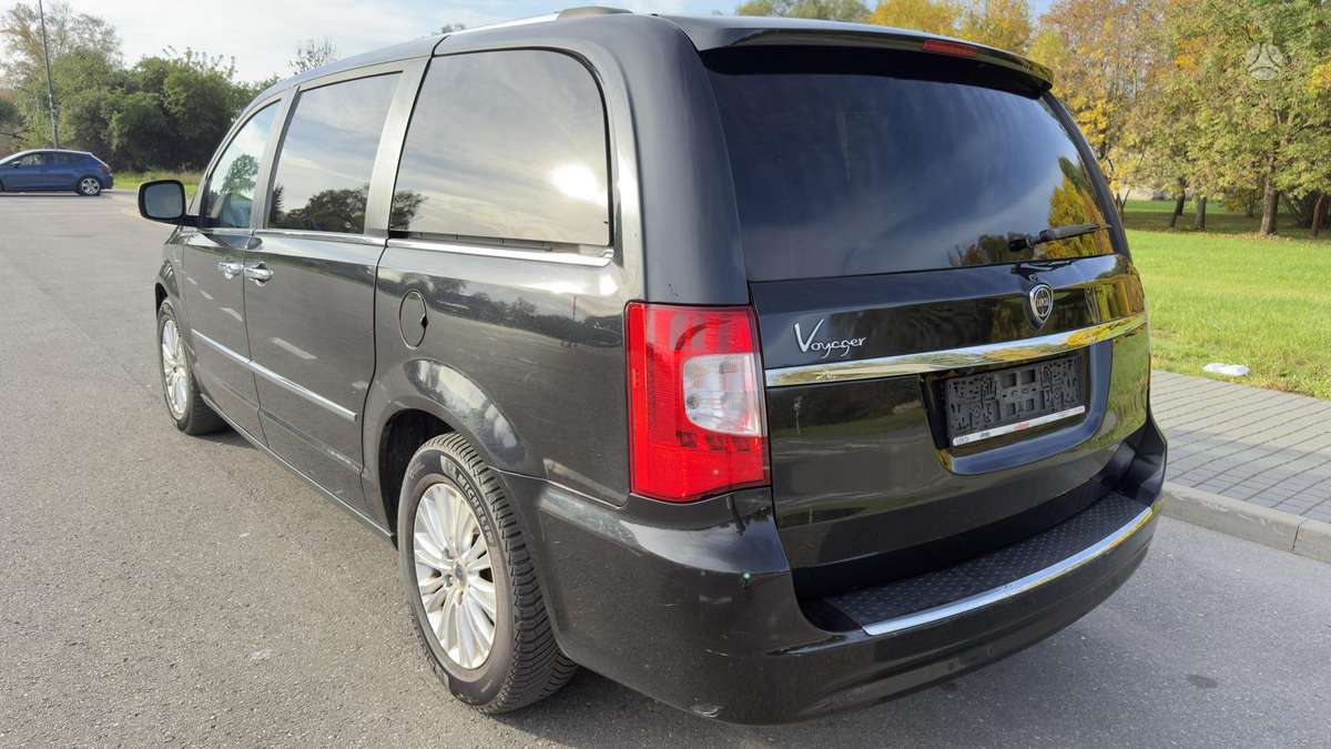 Lancia Voyager 2015 — фото 18