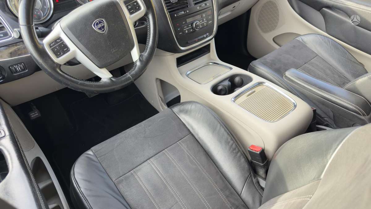 Lancia Voyager 2015 — фото 22