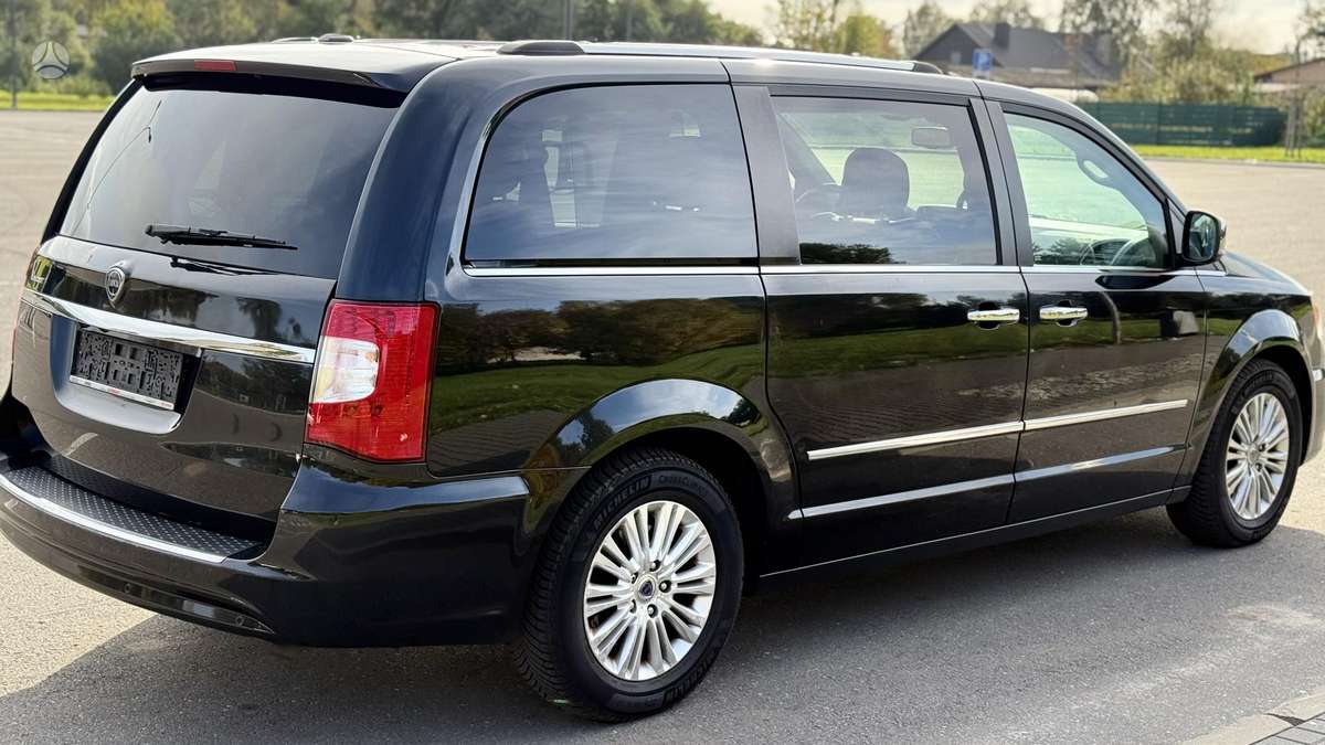 Lancia Voyager 2015 — фото 6