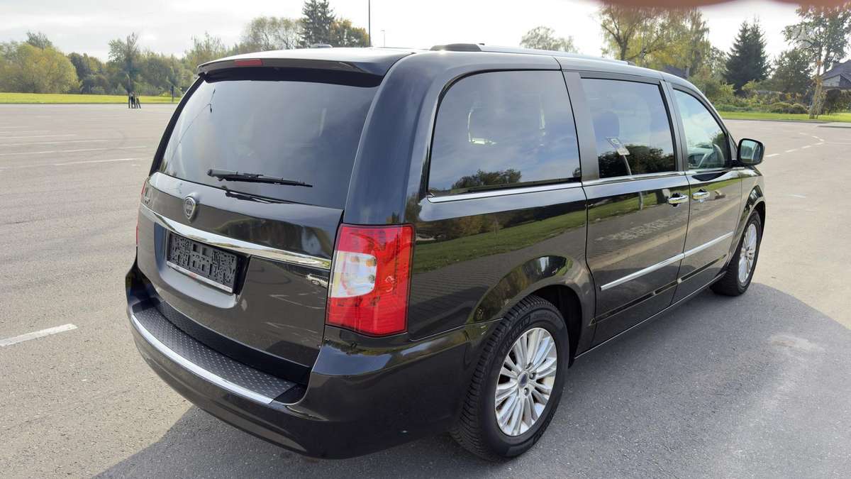 Lancia Voyager 2015 — фото 7