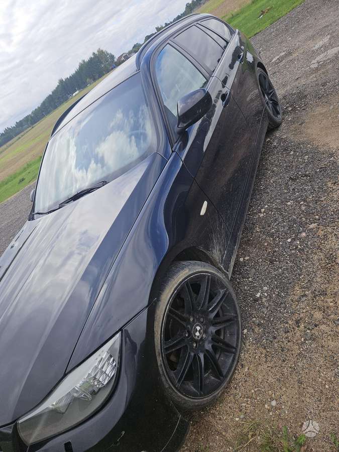 BMW 318 2011 — rear view