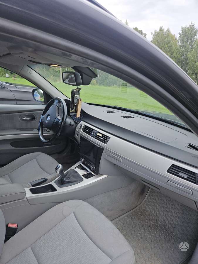 BMW 318 2011 — engine 1995 cm³, 143 HP (105kW)