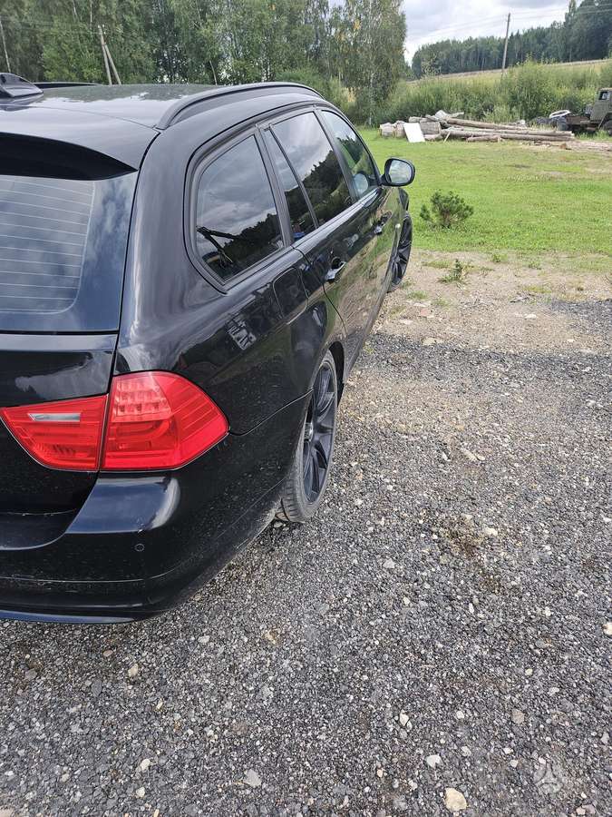 BMW 318 2011 — photo 5
