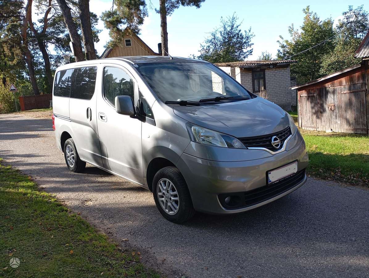Nissan NV200 2011 — rear view