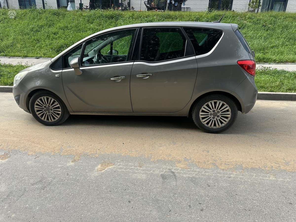 Opel Meriva 2011 — rear view