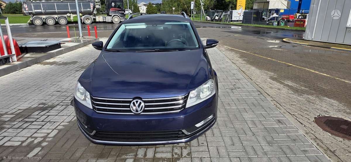 Volkswagen Passat 2012 — rear view