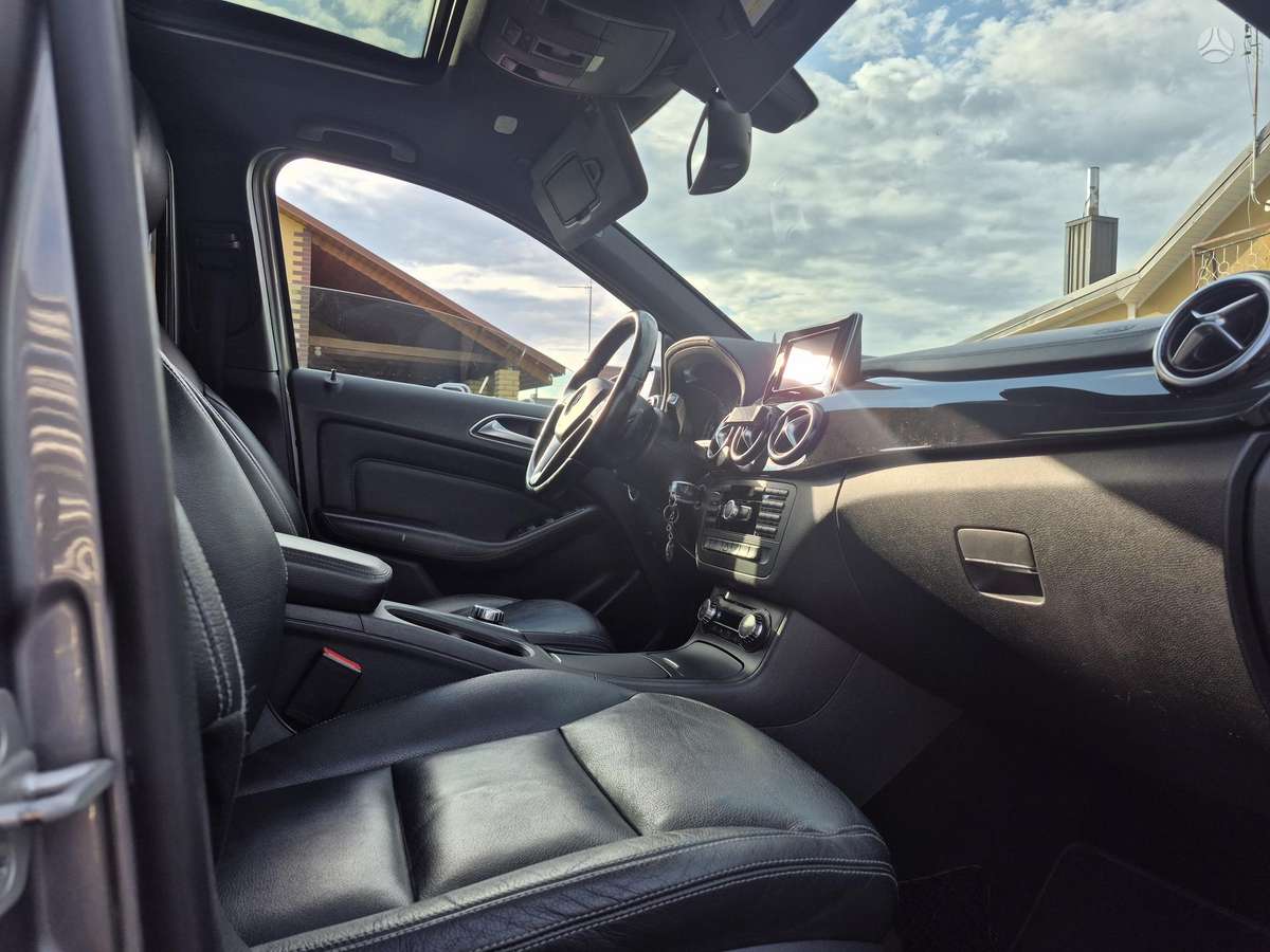 Mercedes-Benz B200 2012 — photo 10
