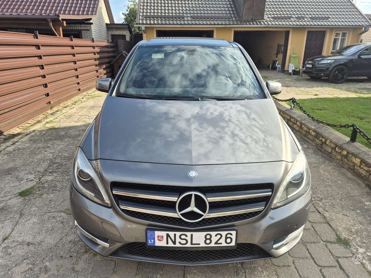 Mercedes-Benz B200 2012 — rear view