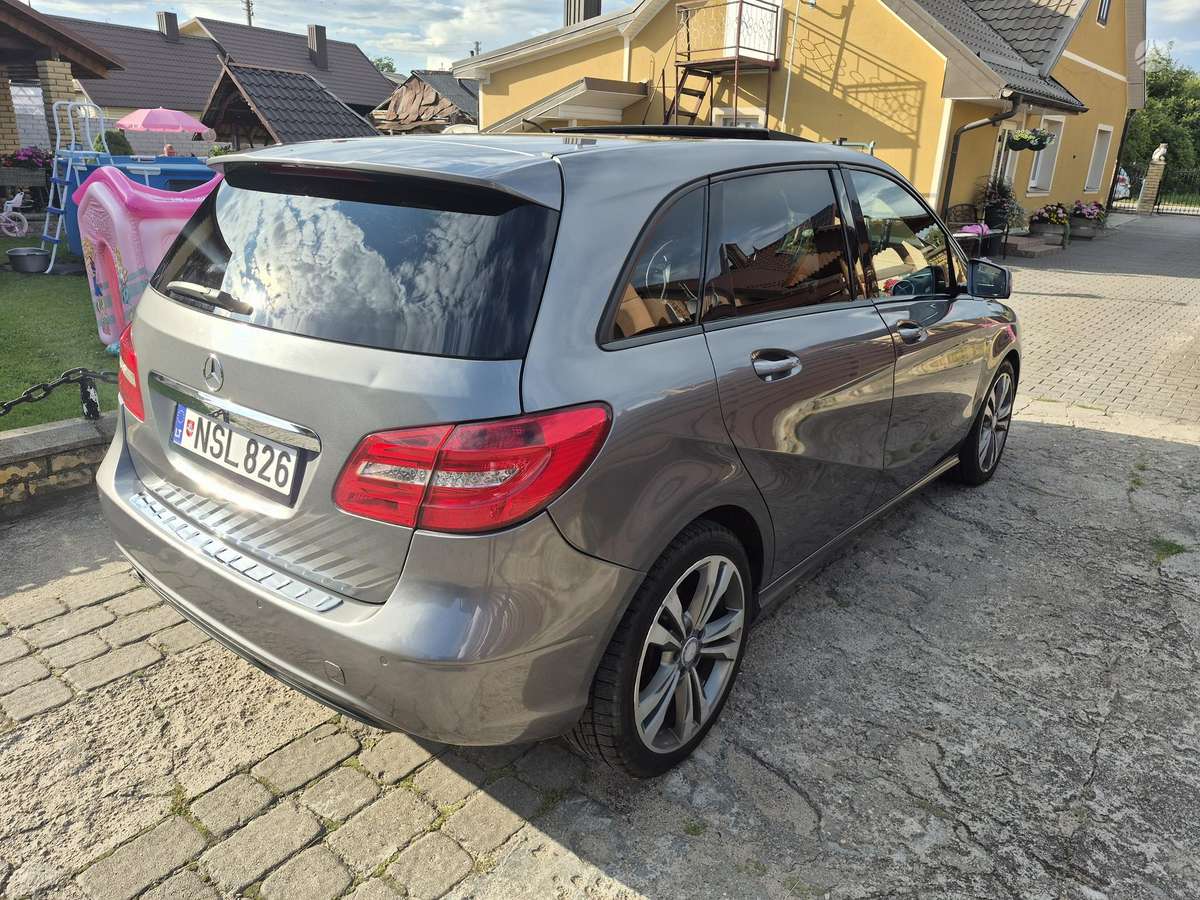 Mercedes-Benz B200 2012 — engine 1800 cm³, 136 HP (100kW)