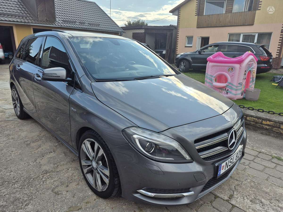 Mercedes-Benz B200 2012 — photo 7
