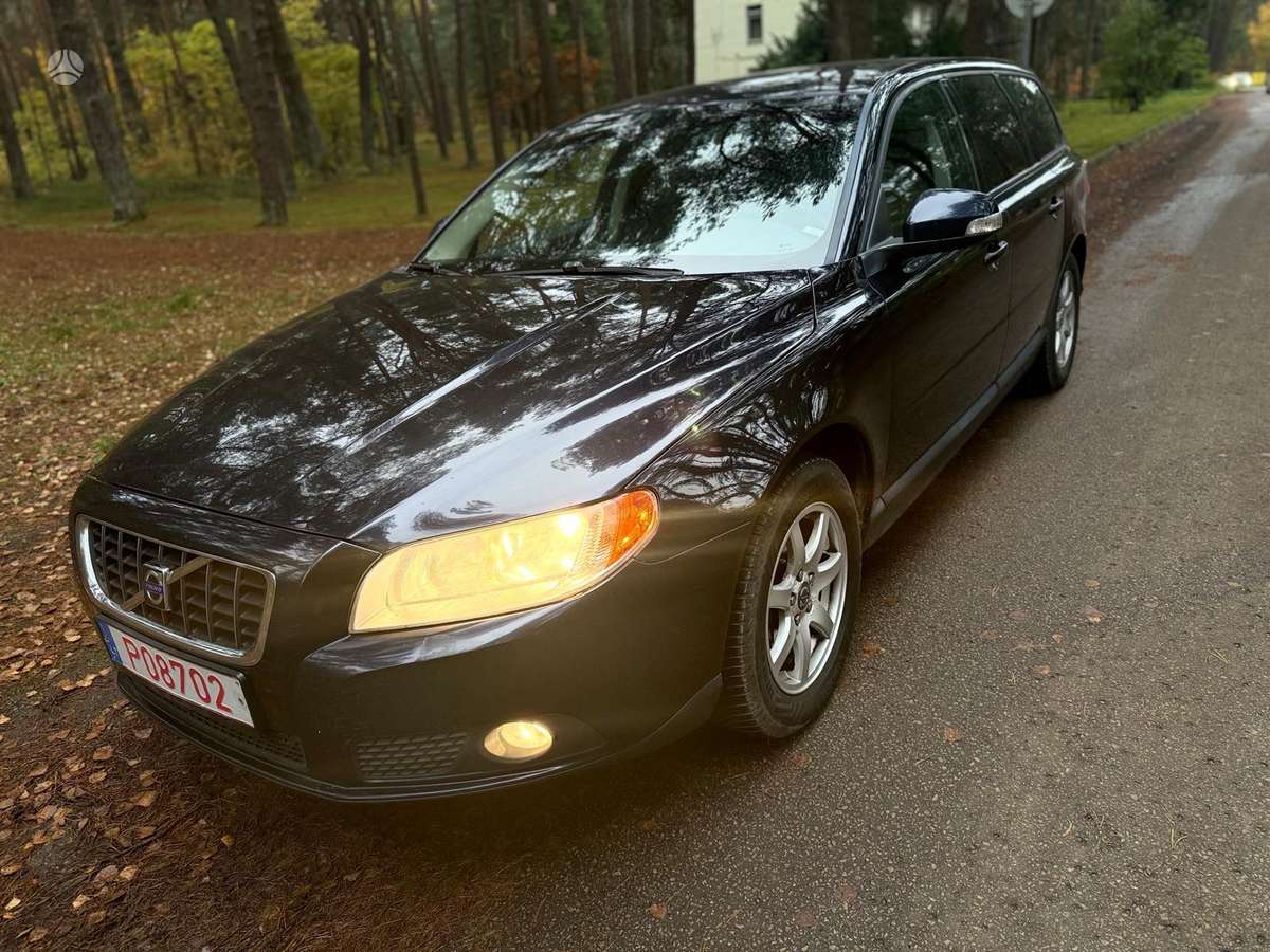 Volvo V70 2009 — rear view