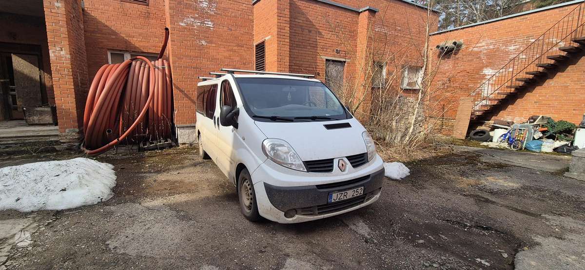 Renault Trafic 2010 — rear view