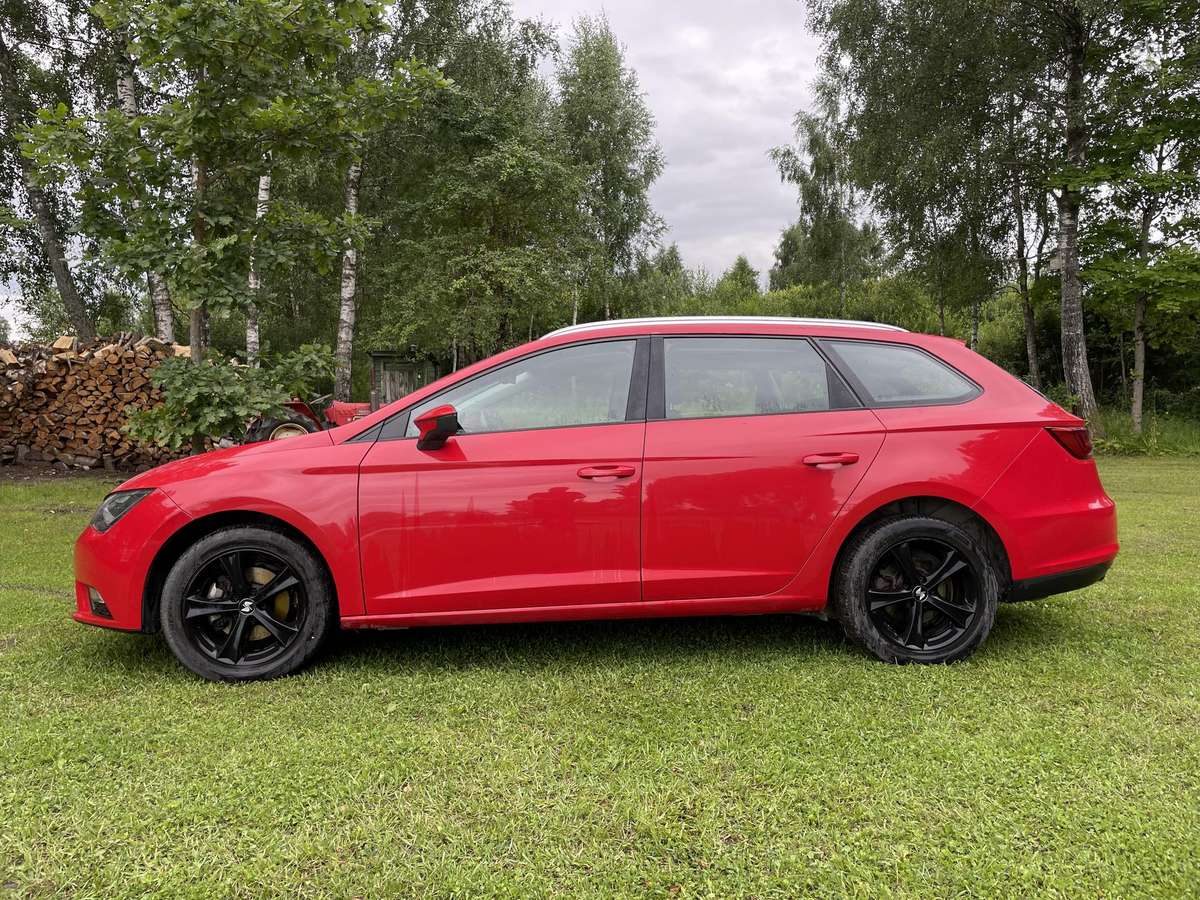Seat Leon 2015 — rear view