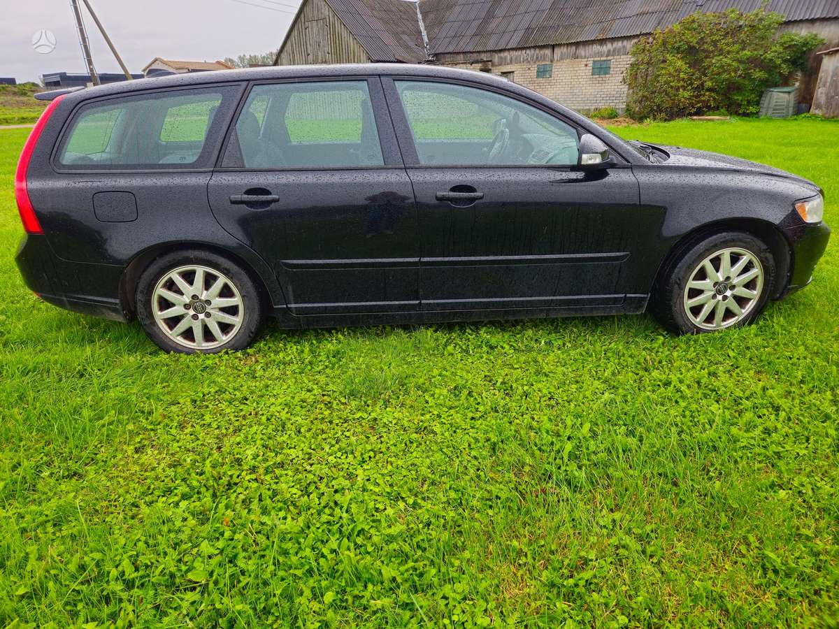 Volvo V50 2010 — rear view