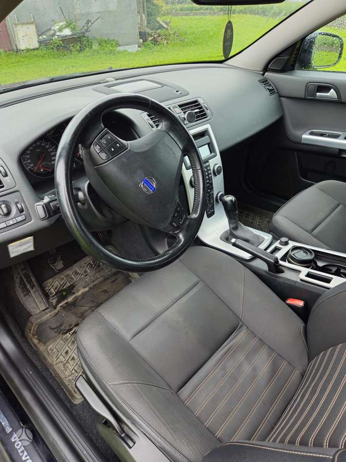 Volvo V50 2010 — engine 1560 cm³, 109 HP (80kW)