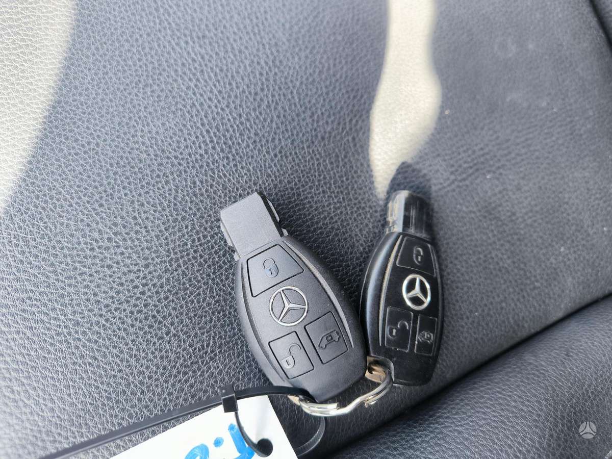 Mercedes-Benz W123 2011 — photo 14