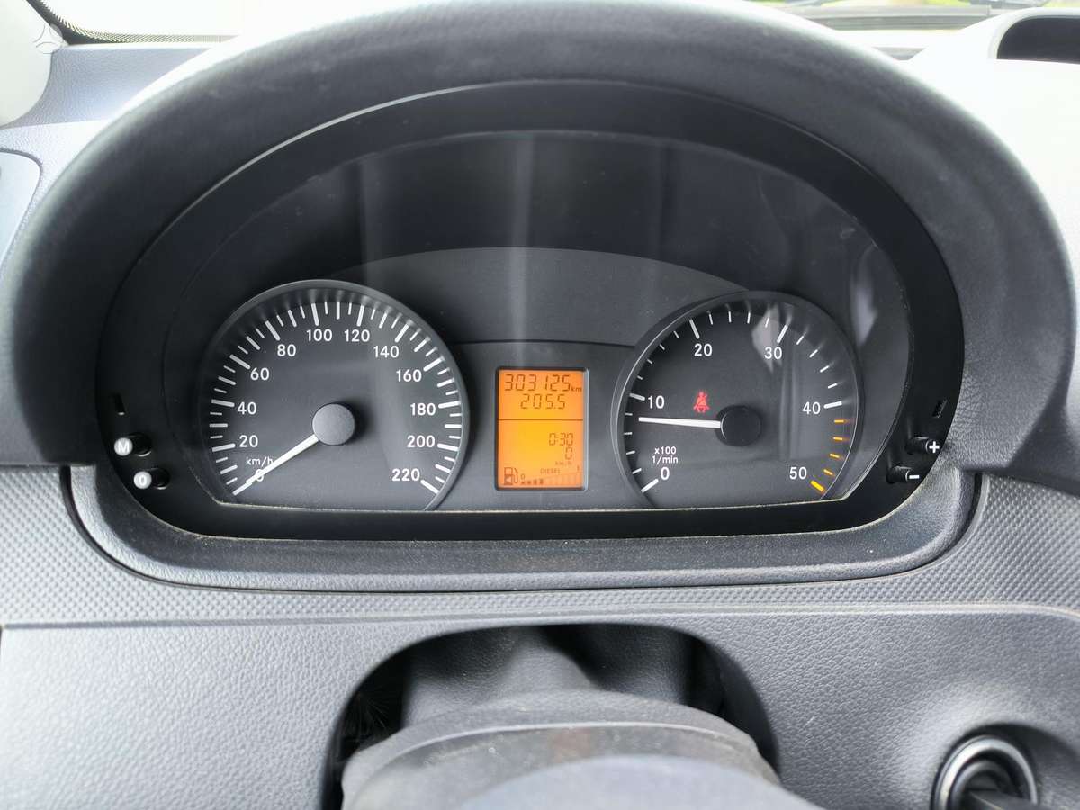 Mercedes-Benz W123 2011 — photo 16