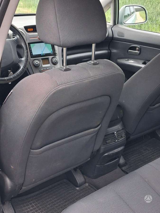 Kia Carens 2007 — вигляд ззаду