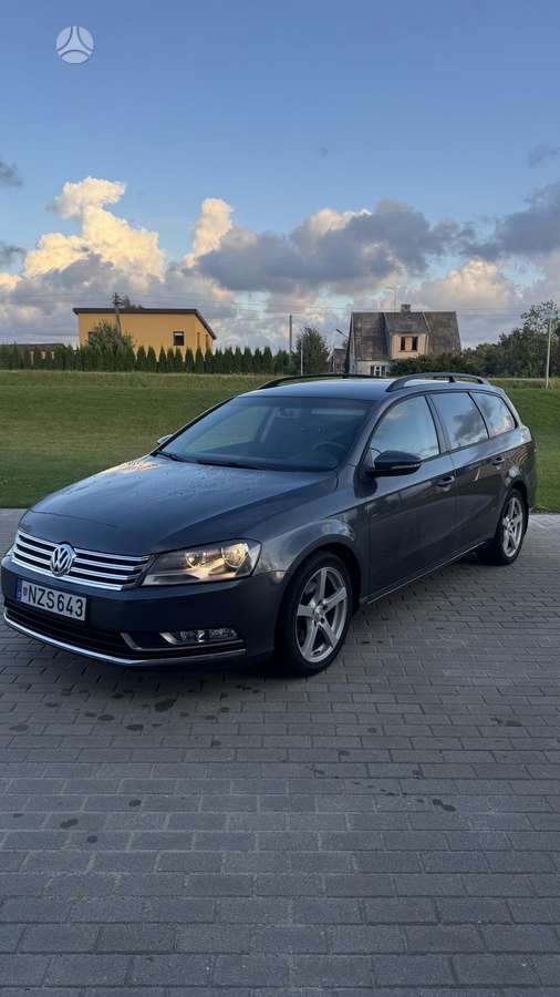Volkswagen Passat 2013 — rear view
