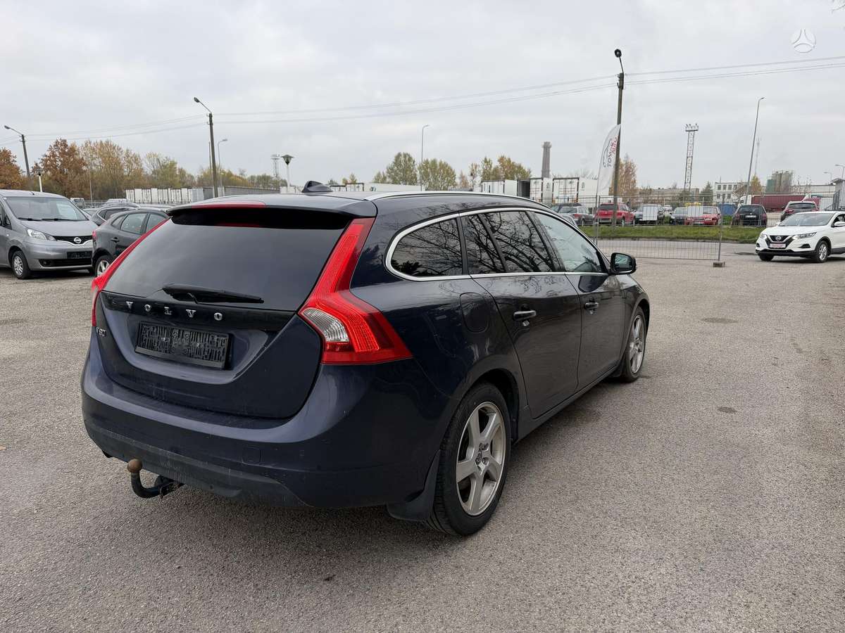 Volvo V60 2011 — салон