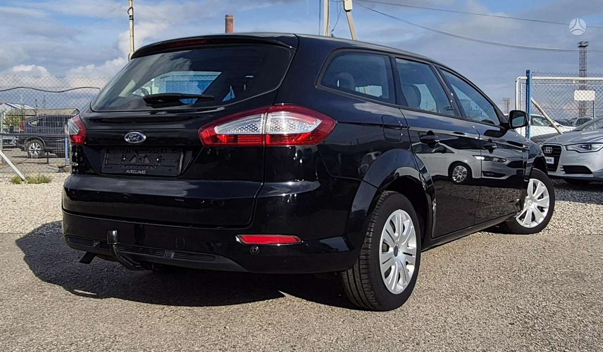 Ford Mondeo 2010 — rear view