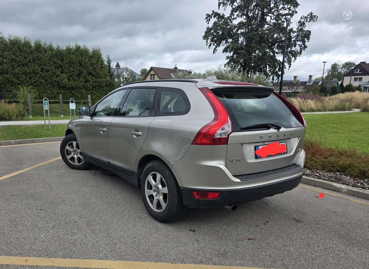 Volvo XC60 2011 — rear view