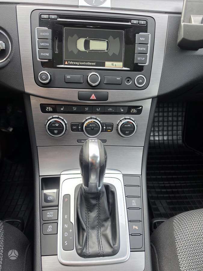 Volkswagen Passat 2013 — photo 12