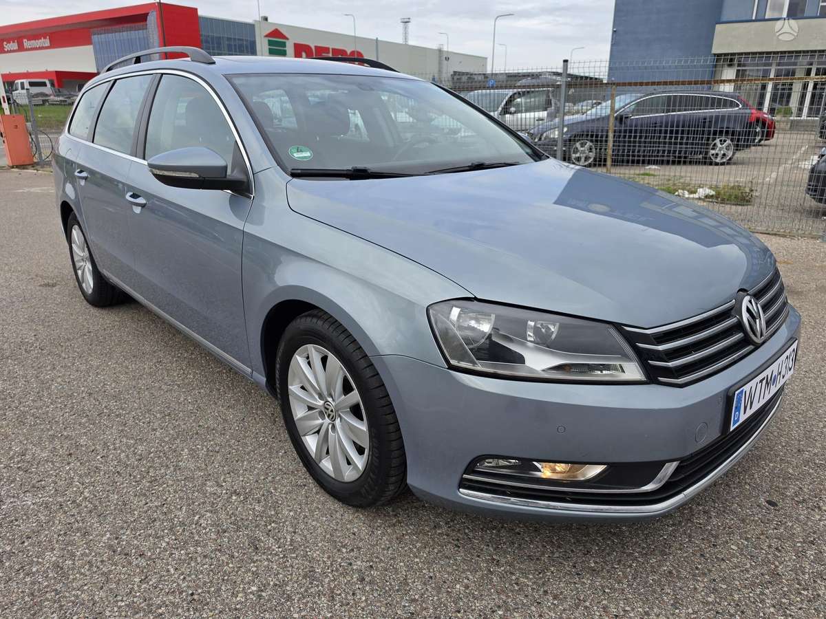 Volkswagen Passat 2013 — rear view