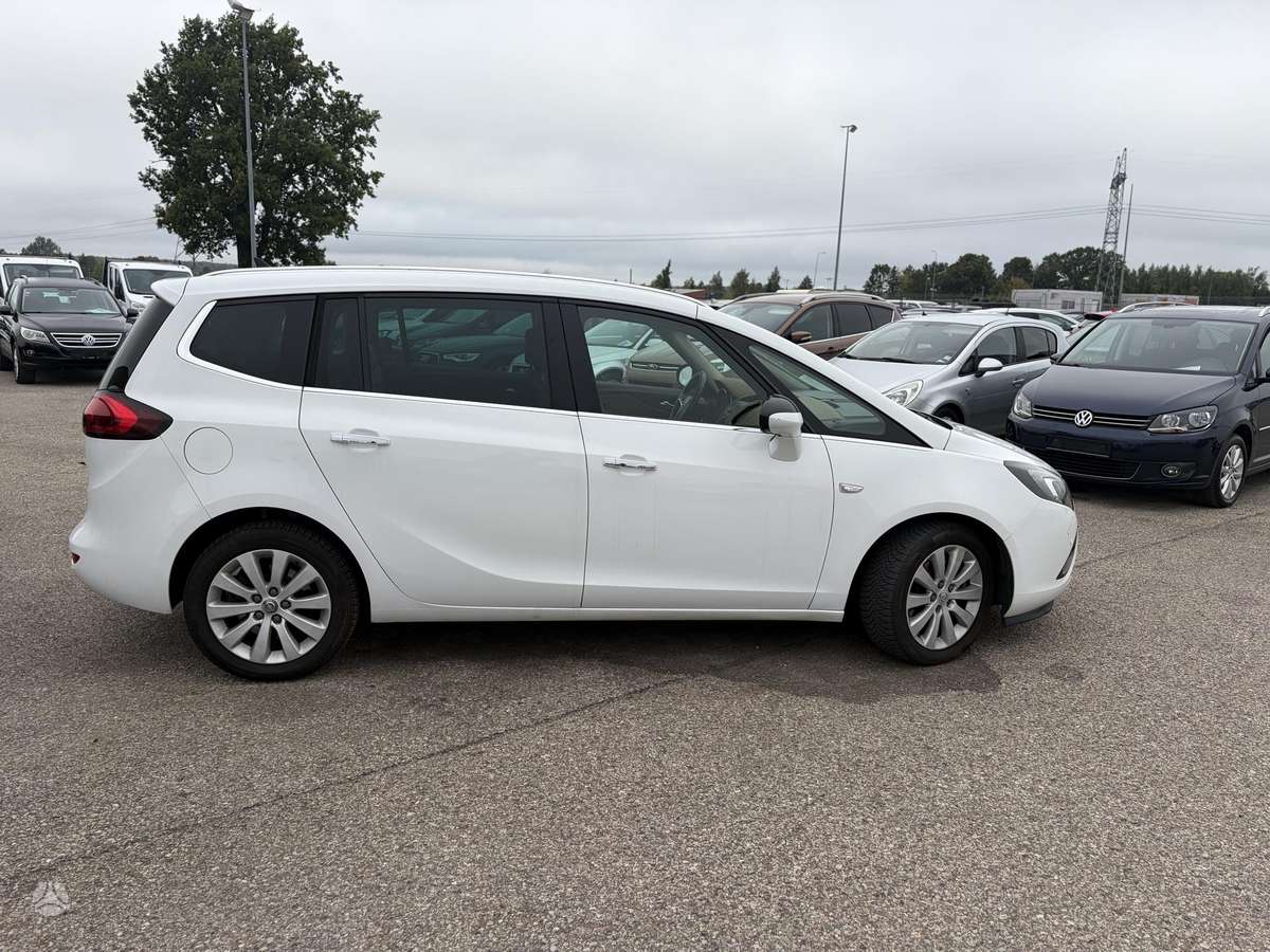 Opel Zafira 2013 — вигляд ззаду
