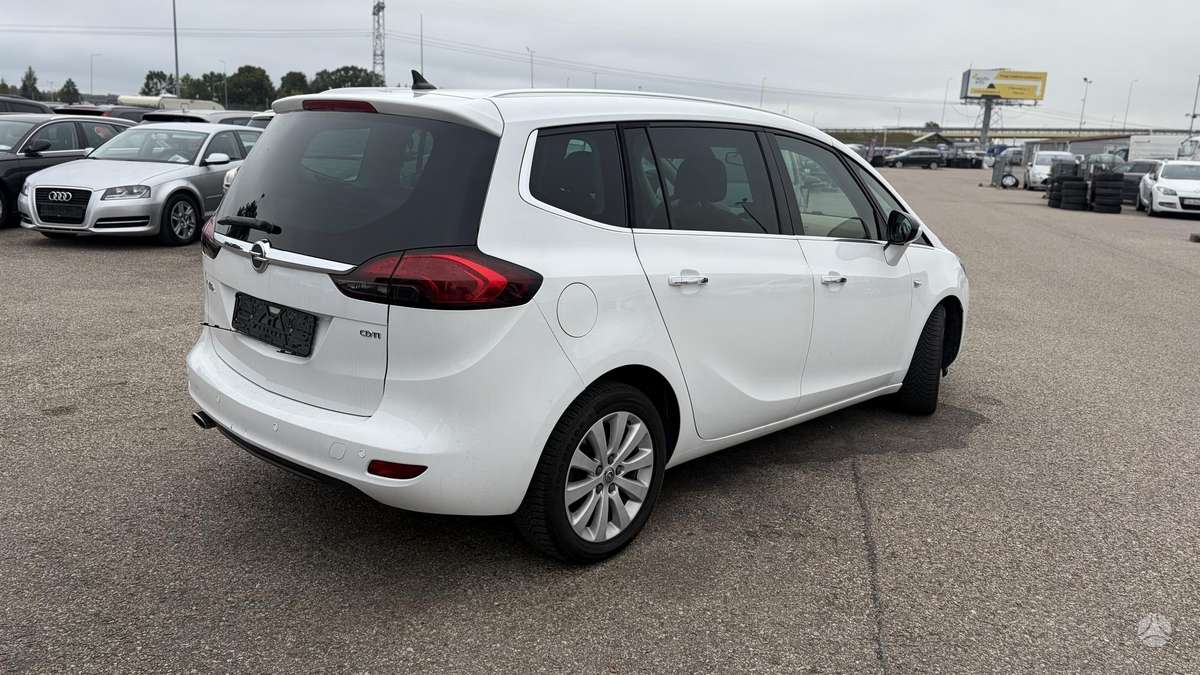 Opel Zafira 2013 — салон